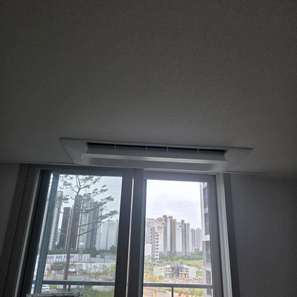 거실 창가 구조를 고려한 배치