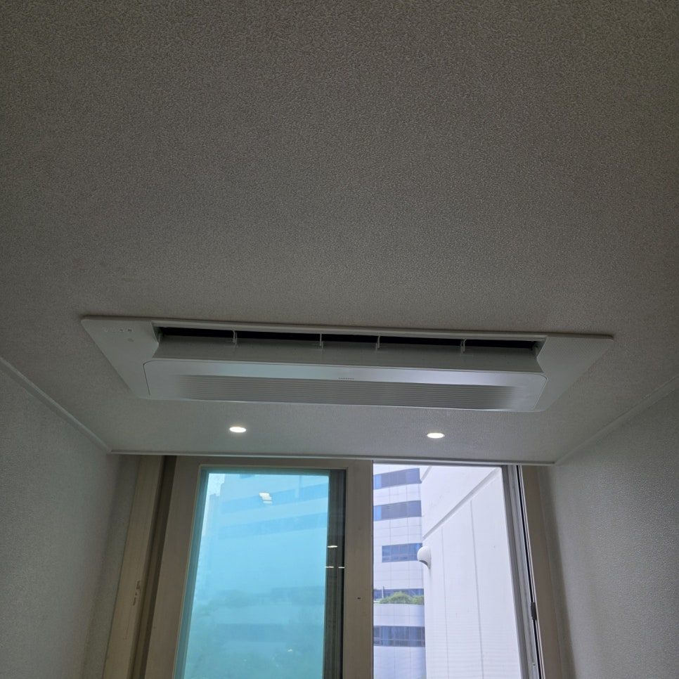 창가 쪽 실내기 설치 및 마감 상태