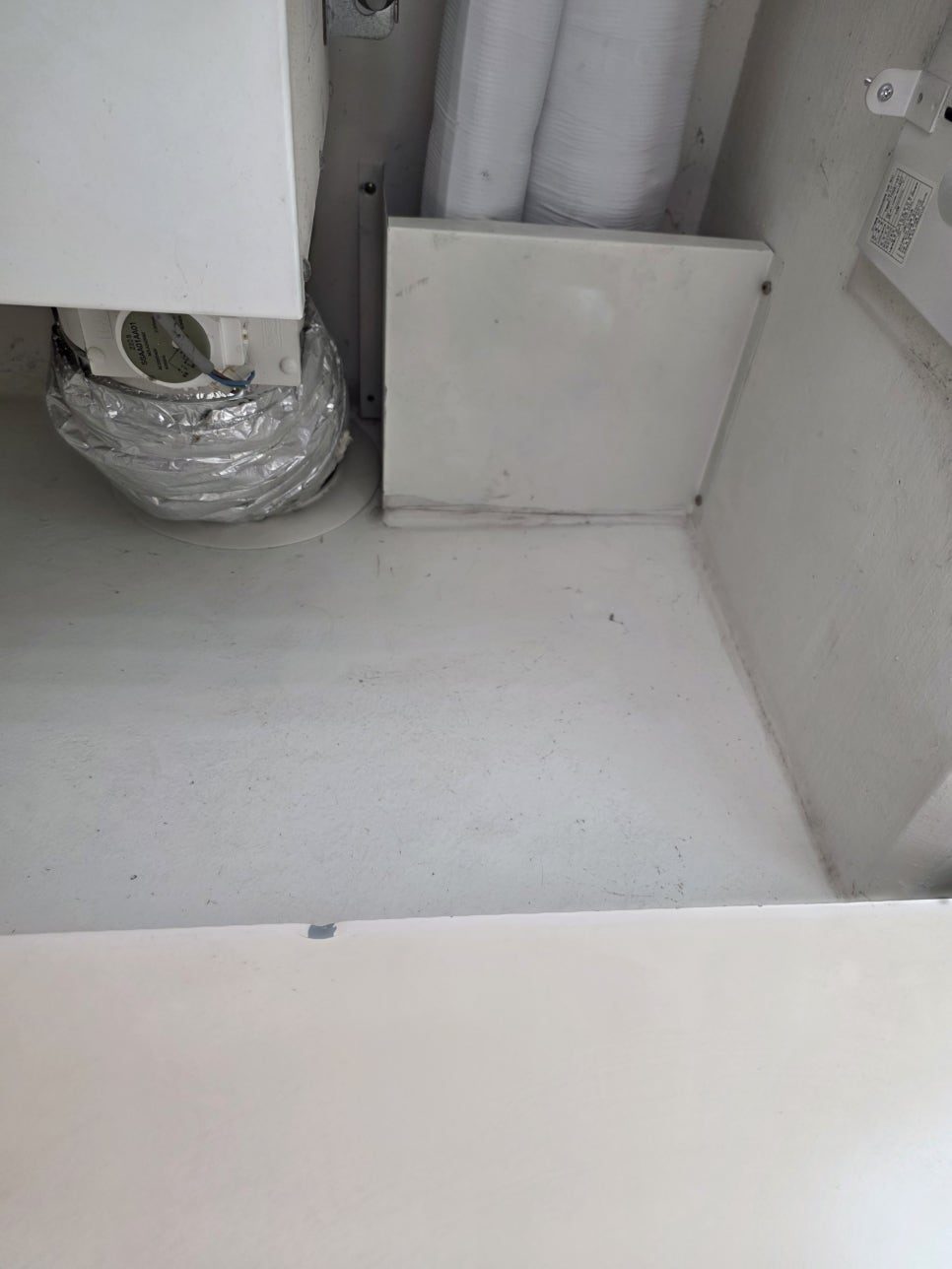 실내기 부근 배관 및 구조물 설치 상태