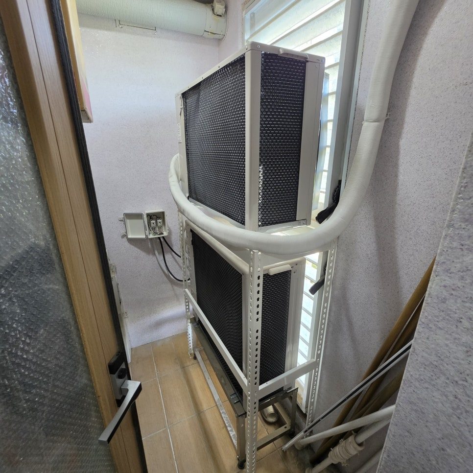 사무실 벽면 실내기와 배관
