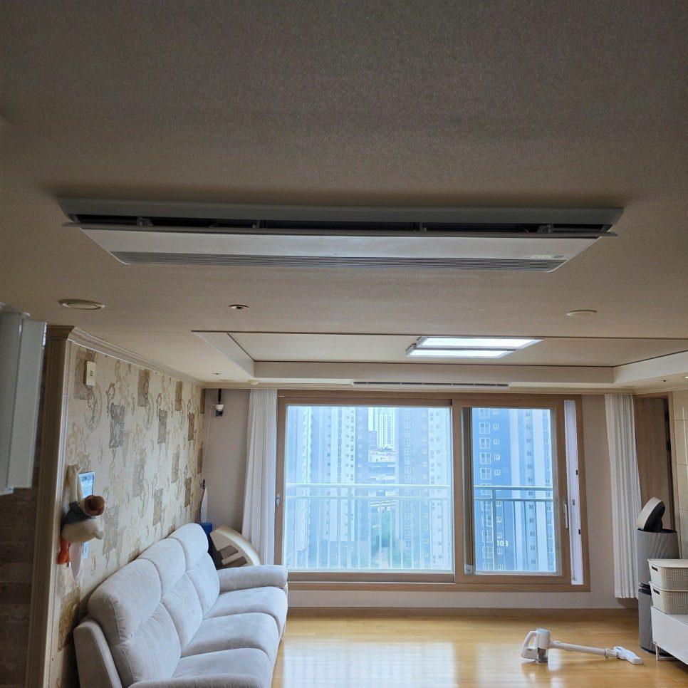 우드톤 마감과 매립된 실내기