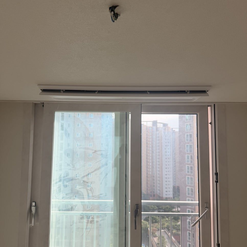 창가 쪽 열감을 잡아주는 실내기 배치