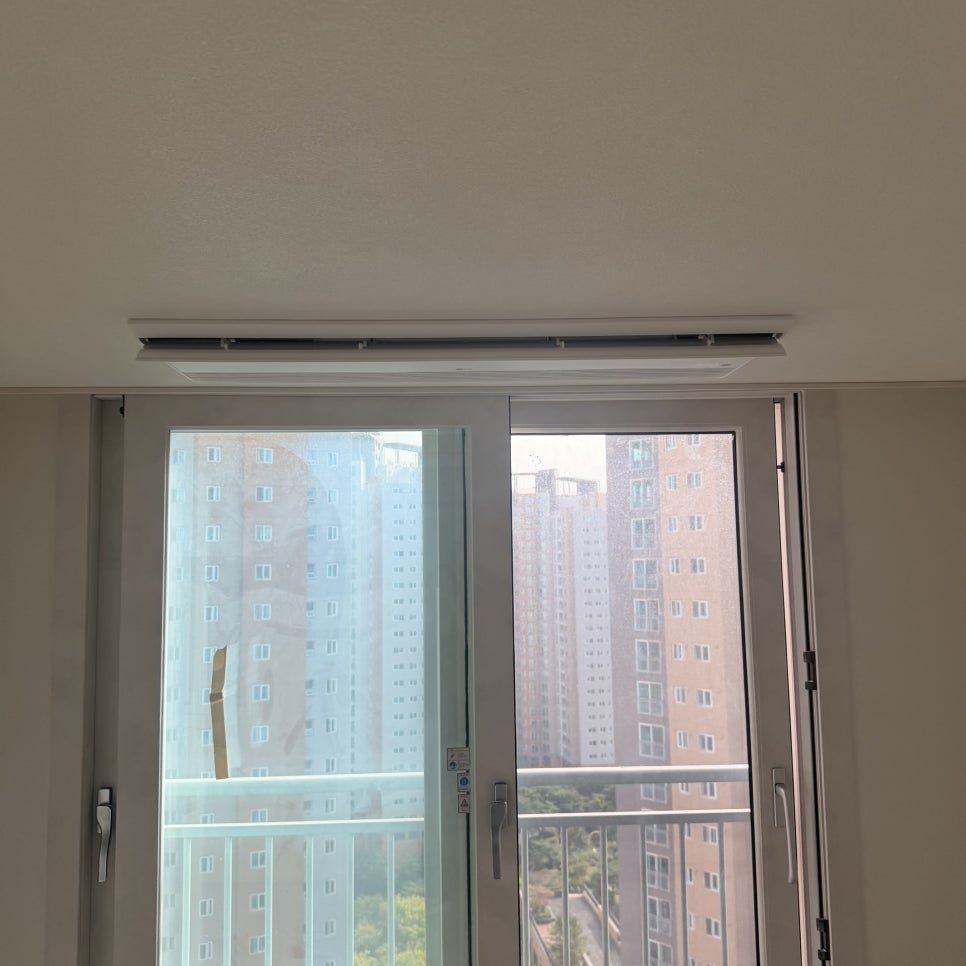 창문 위치를 고려해 배치한 카세트형 에어컨